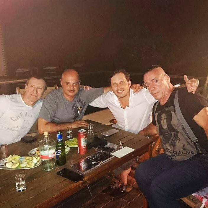Солиста Rammstein засняли пьющим водку с Лепсом и Газмановым rammstein, в мире, водка, жара, забавно, знаменитости, люди, певицы