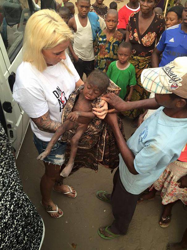 31 января Аня Ринггрен, сотрудник гуманитарной организации из Дании, нашла его и назвала Хоуп ( в переводе с английского это имя означает "Надежда") мальчик, нигерия, спасение
