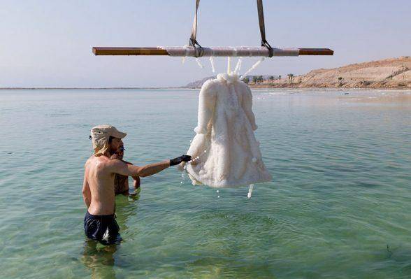 Художница на два года погрузила свое платье в Мёртвое море. А теперь с триумфом выставляет его в Лондонской галерее!